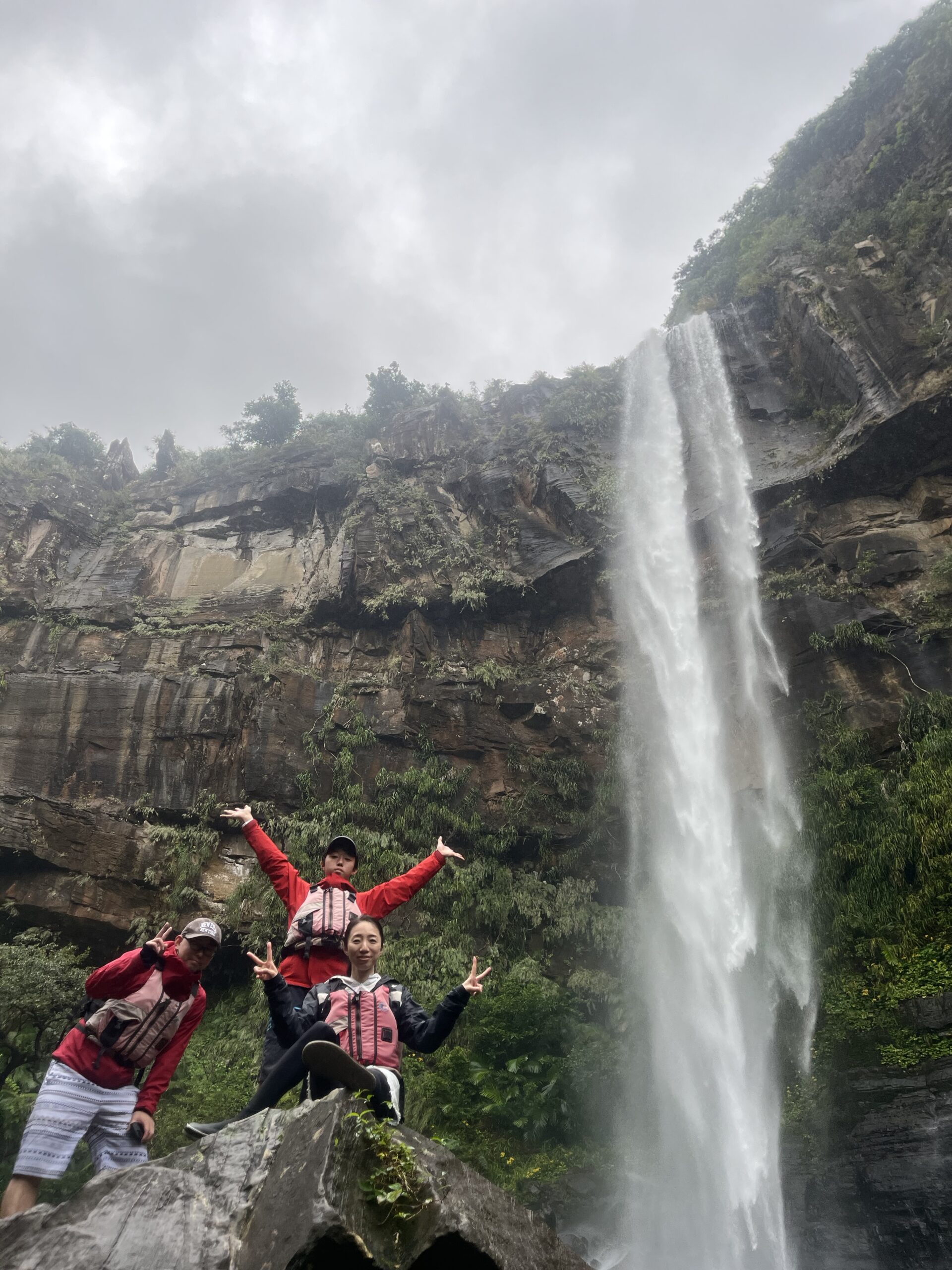 ツアーならではの交流！ピナイサーラの滝＆由布島ツアー - 西表島