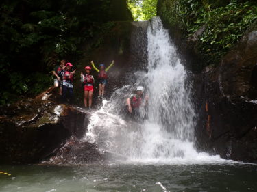 夏はやっぱりこれでしょ！西表島 アダナデの滝キャニオニングツアー