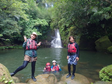 夏はこれ！！西表島 アダナデの滝 カヤック＆沢登りツアー